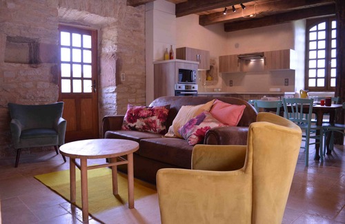 Sebrazac Casa | Casa rural *** "El patio pavimentado"