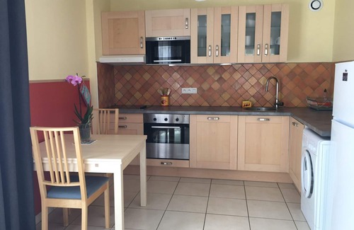 Generac Cabaña | Entre Nimes y el mar: GITE 1 dormitorio con aire acondicionado, piscina y jardín cerrado.