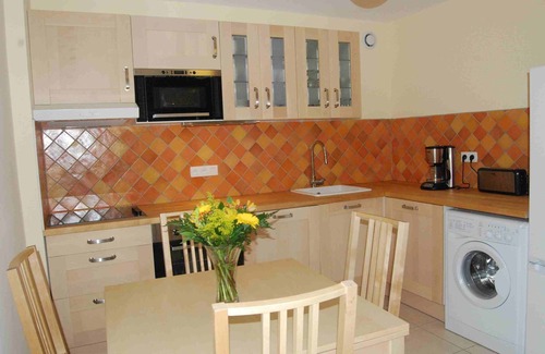 Generac Cabaña | Entre Nimes y el mar: GITE 1 dormitorio con aire acondicionado, piscina y jardín cerrado.
