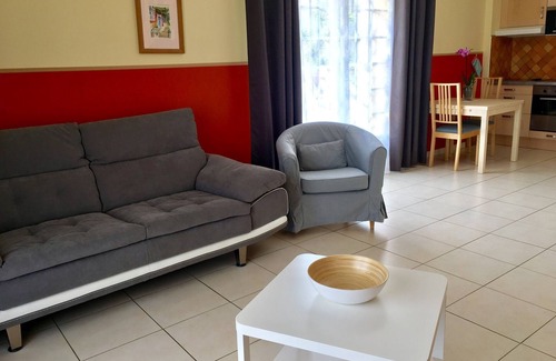 Generac Cabaña | Entre Nimes y el mar: GITE 1 dormitorio con aire acondicionado, piscina y jardín cerrado.
