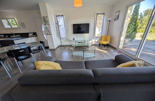 Cussac-Fort-Medoc Casa | Gîte with heated swimming pool View of vineyards