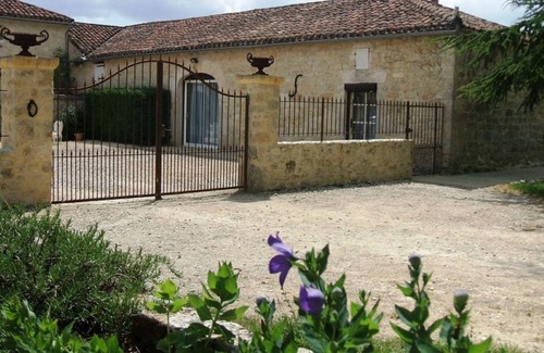 Mauroux Casa | Gite with large swimming pool, play area, adapted for wheelchair users. Quality bedding.