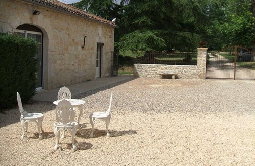 Mauroux Casa | Gite with large swimming pool, play area, adapted for wheelchair users. Quality bedding.