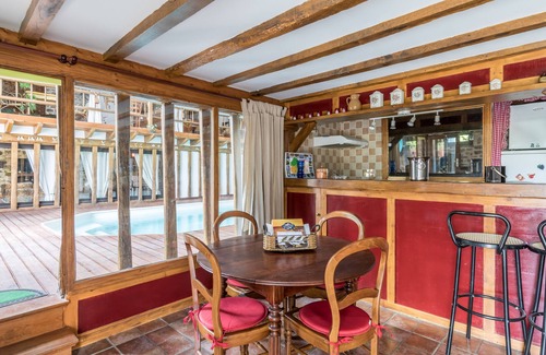 Jouillat Casa | Cabaña inusual con piscina cubierta climatizada, privada, estanque, animales.