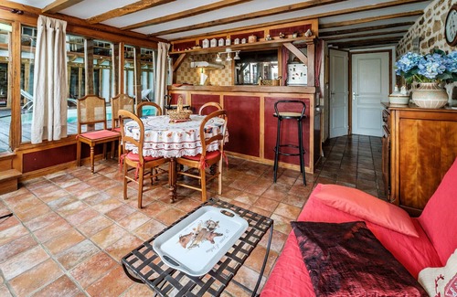 Jouillat Casa | Cabaña inusual con piscina cubierta climatizada, privada, estanque, animales.
