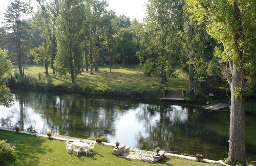 Montigny-sur-Loing Apartamento | Casas rurales entre el bosque de Fontainebleau, a lo largo del río con acceso a tenis y piscina