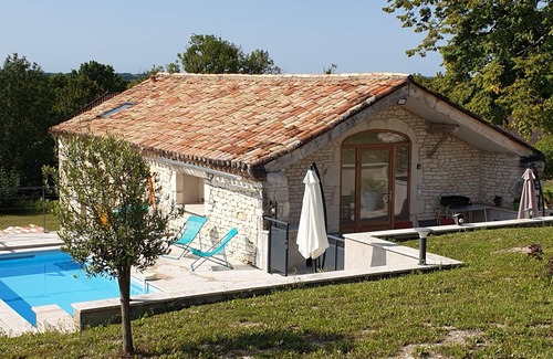Labastide-Marnhac Casa | Gites du Moulin, casa unifamiliar, piscina climatizada con vistas.