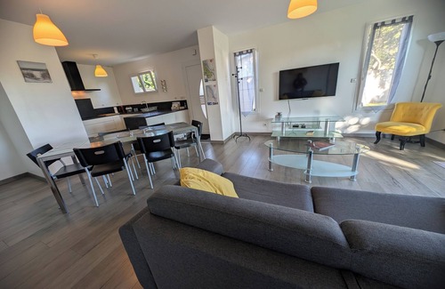 Cussac-Fort-Medoc Casa | Gîtes for up to 10 people Heated swimming pool in season and Jacuzzi all year round