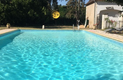 Francueil Cabaña | La casa de los Cuentos con piscina compartida, WIFI & BBQ