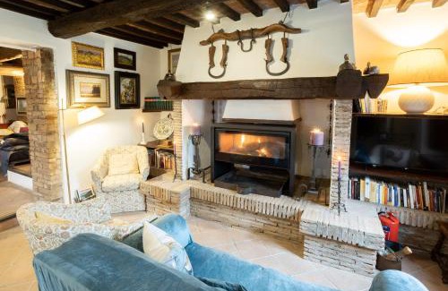 Poderi Apartamento | GiuMa Tuscany Historic Country House with Patio near Saturnia Spa