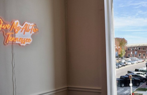 Fayetteville Apartamento | “Give My All for Tennessee” in Downtown Fayetteville Near Jack Daniels