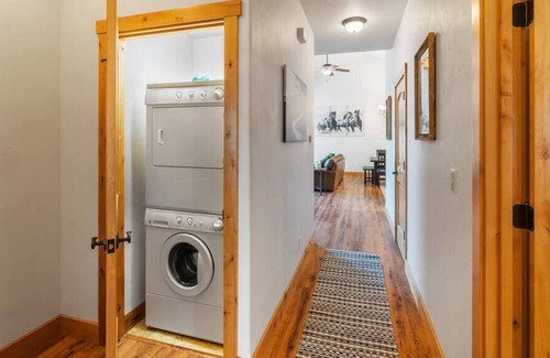 Somers Cabina | Glacier Getaway | Lakeside Views | Sleeps 8