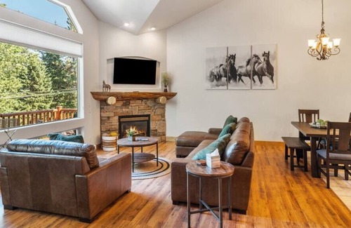Somers Cabina | Glacier Getaway | Lakeside Views | Sleeps 8