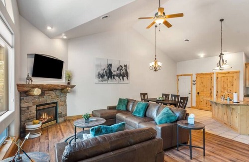 Somers Cabina | Glacier Getaway | Lakeside Views | Sleeps 8