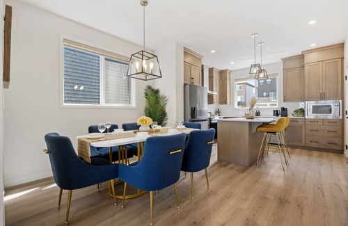 Calgary Casa | Glacier Ridge Retreat 4BR Home Sleeps 14