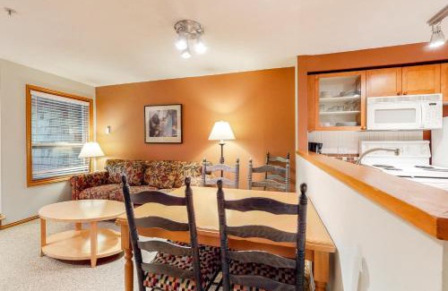 Village North Apartamento | Glacier's Reach 115