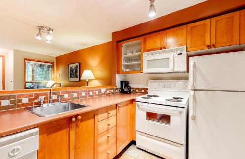 Village North Apartamento | Glacier's Reach 115