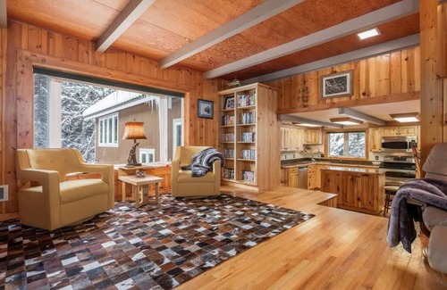 Agpar Casa | Glacier Snow Fox Lodge - Inside Glacier Park - Creek-front
