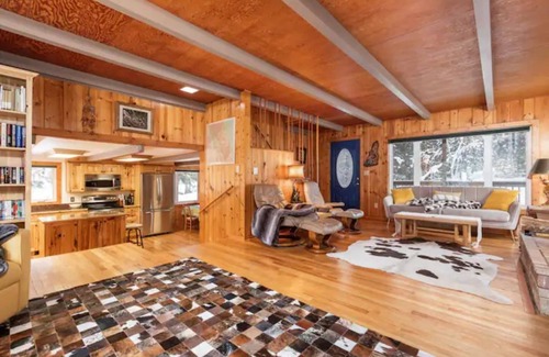 Agpar Casa | Glacier Snow Fox Lodge - Inside Glacier Park - Creek-front