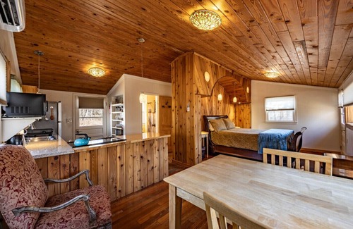 Stanardsville Apartamento | Glade Cottage at White Lotus Eco Spa Retreat