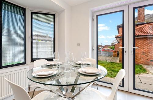 Welford Casa | Glade House-3-Bed Home with Free Parking I Free Wifi I 65-inch TV