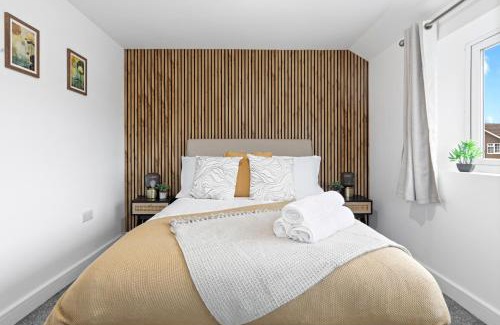 Welford Casa | Glade House-3-Bed Home with Free Parking I Free Wifi I 65-inch TV