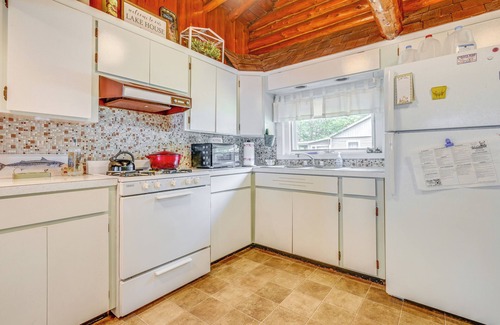 Gladwin Cabaña | Gladwin Lakefront Cottage w/ Deck, Grill!