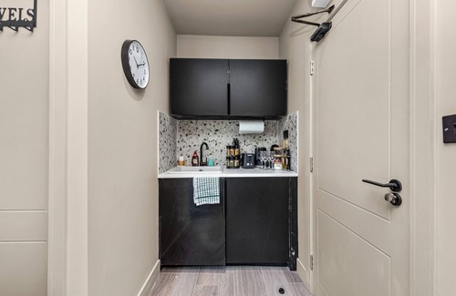 Peckham Apartamento | Glam Compact Studio with Chic Kitchenette