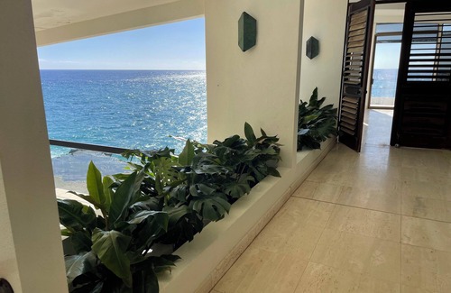 Honolulu Casa | Glam Mid Century Modern 4-bedroom oceanfront estate in wonderful Honolulu