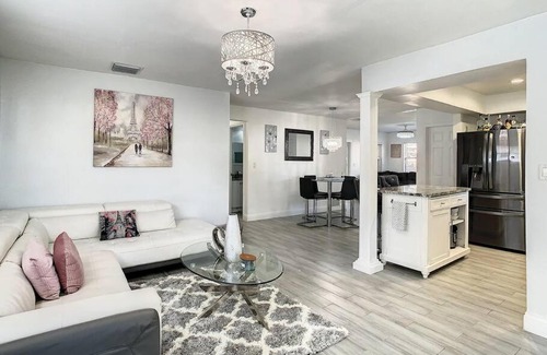 Pinellas Park Casa | “Glam paradise” 3/2 Pool home! 10mins from beaches