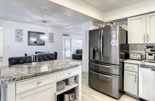 Pinellas Park Casa | “Glam paradise” 3/2 Pool home! 10mins from beaches