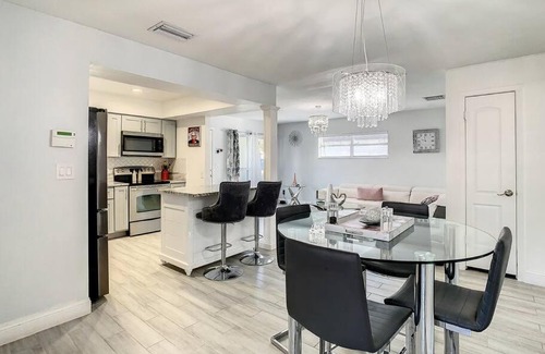 Pinellas Park Casa | “Glam paradise” 3/2 Pool home! 10mins from beaches