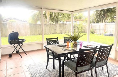Pinellas Park Casa | “Glam paradise” 3/2 Pool home! 10mins from beaches