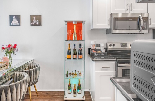 Westlake Village Apartamento | Glam Westlake 2BR. Balcony, Pool & Jacuzzi views + Complimentary Veuve Clicquot