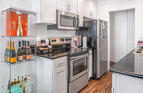 Westlake Village Apartamento | Glam Westlake 2BR. Balcony, Pool & Jacuzzi views + Complimentary Veuve Clicquot