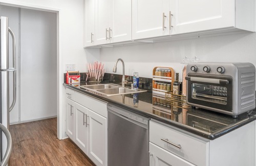Westlake Village Apartamento | Glam Westlake 2BR. Balcony, Pool & Jacuzzi views + Complimentary Veuve Clicquot