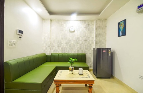 Gurugram Apartamento | Glamorous 1 Bhk Apartment w Balcony Gym