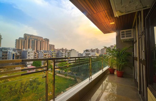Gurugram Apartamento | Glamorous 1 Bhk Apartment w Balcony Gym