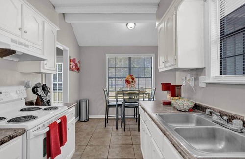 Ellendale Casa | Glamorous 3BR 2BA Home · Spacious Fenced Backyard