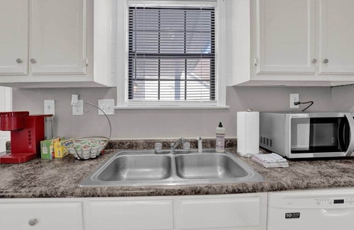 Ellendale Casa | Glamorous 3BR 2BA Home · Spacious Fenced Backyard