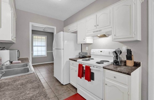 Ellendale Casa | Glamorous 3BR 2BA Home · Spacious Fenced Backyard