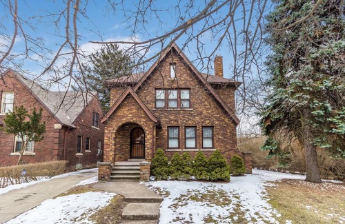 Detroit Casa | Glamorous Green Beauty