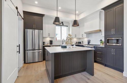 Willoughby Casa | Glamorous, Luxurious & Stylish Family Home, Near Vancouver