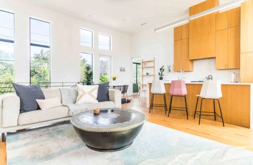 Knox - Henderson Casa | Glamorous Perfectly Located Deluxe 2 Bed Townhome