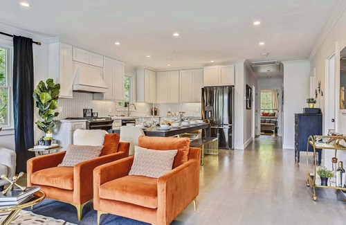 Jamaica Plain Apartamento | Glamorous Treetop Escape | near T