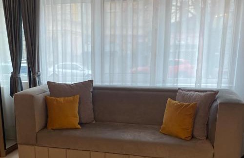 Braila Apartamento | Glamorous Two