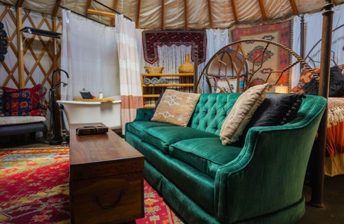 Alpine Alquiler De RV | Glamp in Heated Yurt in Big Bend @ Casa de Marca