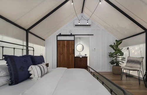 Fredericksburg Alquiler De RV | Glamping at Cherry Cove, with Hot Tub!
