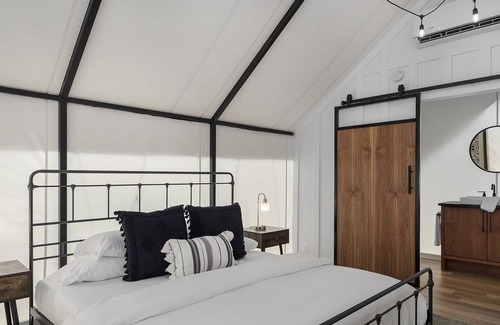 Fredericksburg Alquiler De RV | Glamping at Cherry Cove, with Hot Tub!