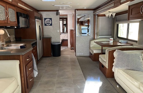 Mayfield Casa | Glamping at its best-40 ft RV w/full amenities on all-sports lake Traverse City
